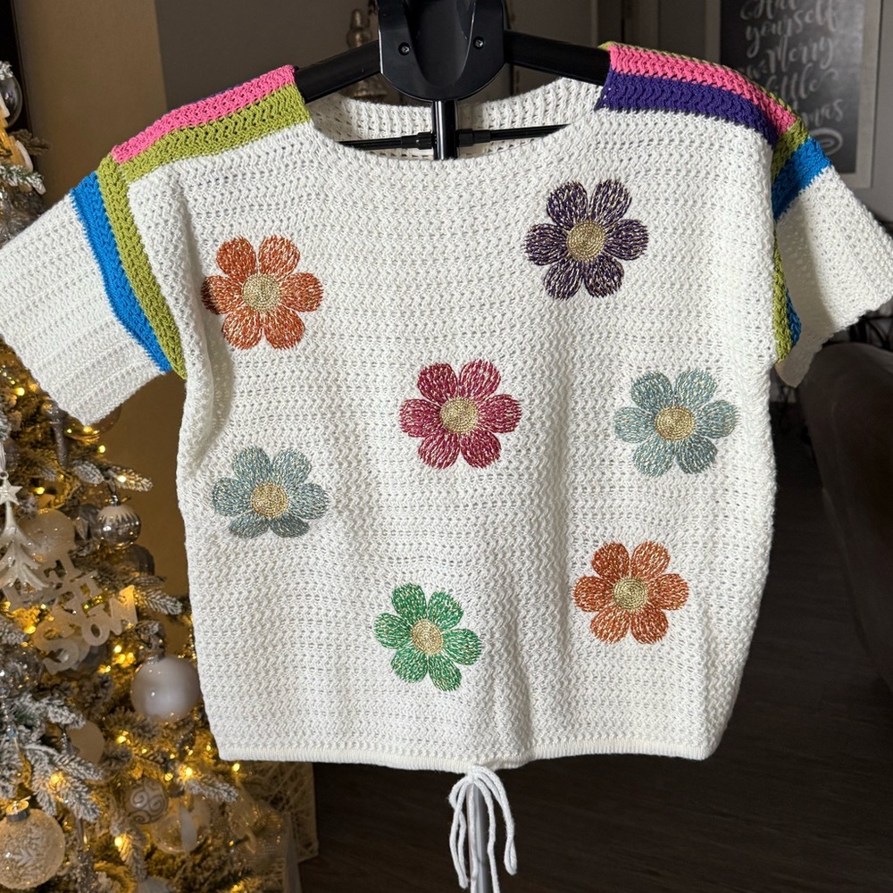 Mello. Embroidered Daisy Sweater New